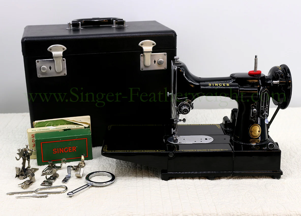 Singer Featherweight 222K Sewing Machine EL682***
