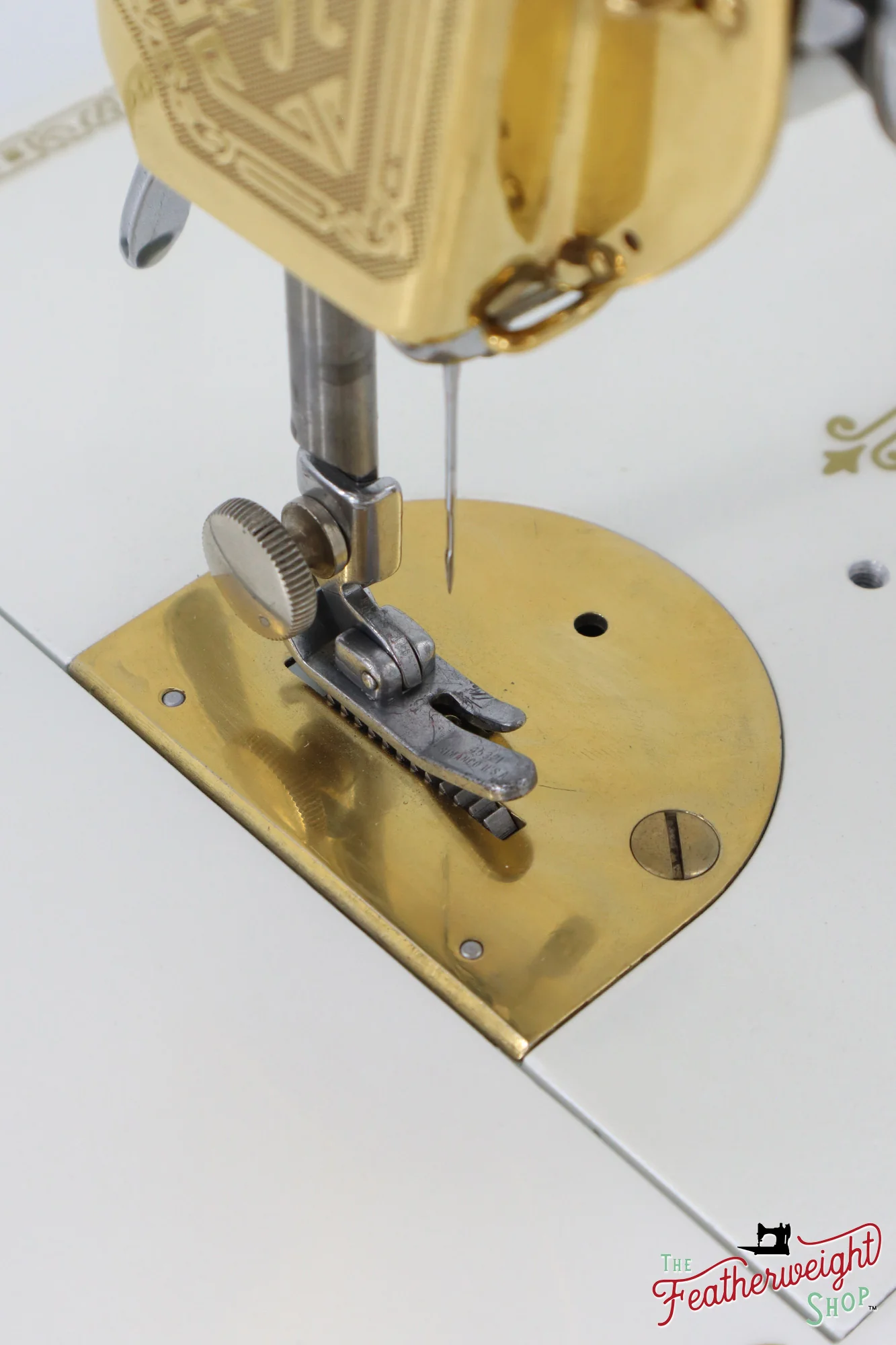 Singer Featherweight 221, AD883*** - Fully Restored in Cloud, Gold-Plated! - Image 14