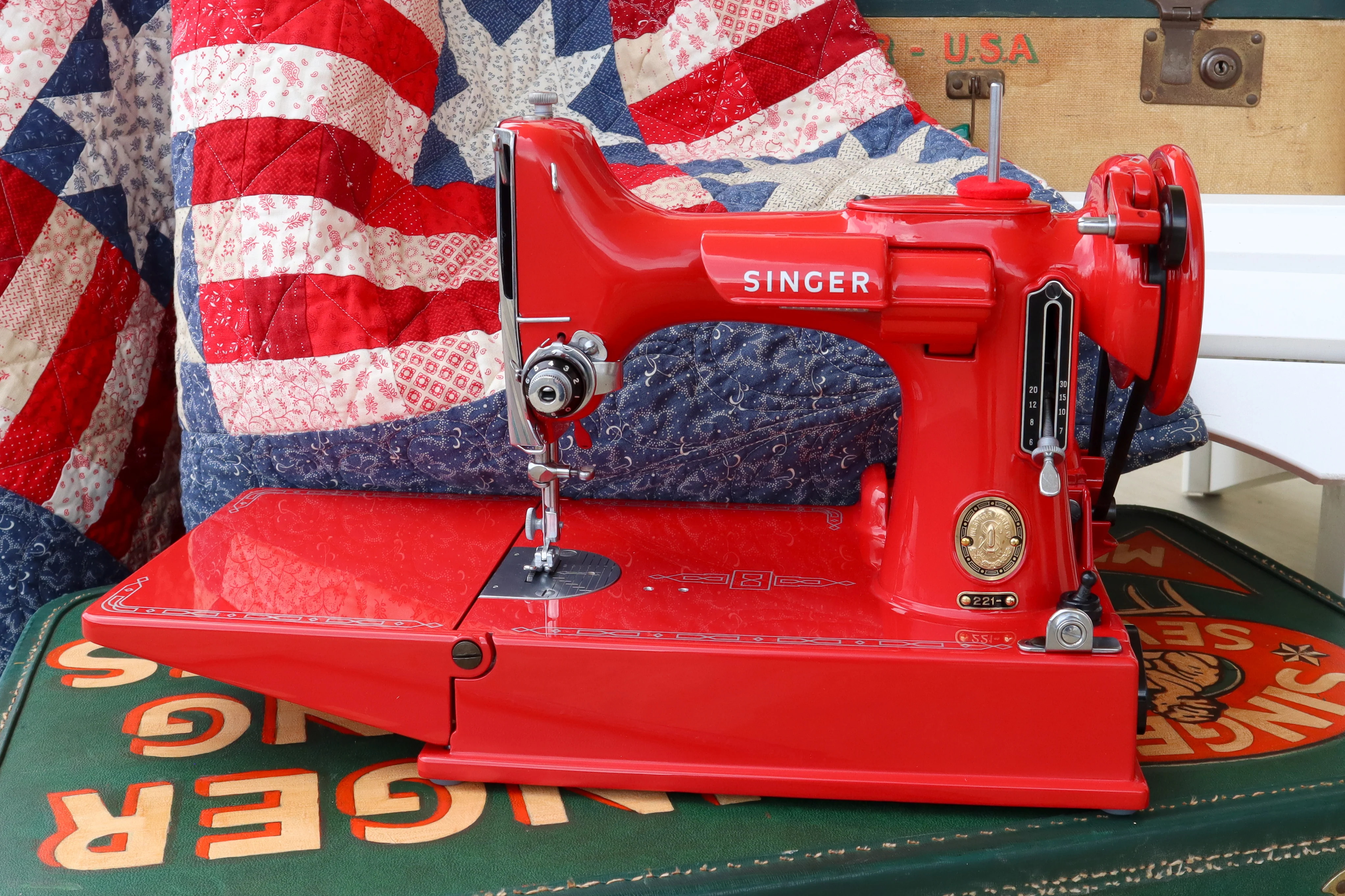 Singer Featherweight 221, AM696*** - Fully Restored in Liberty Red - Image 2
