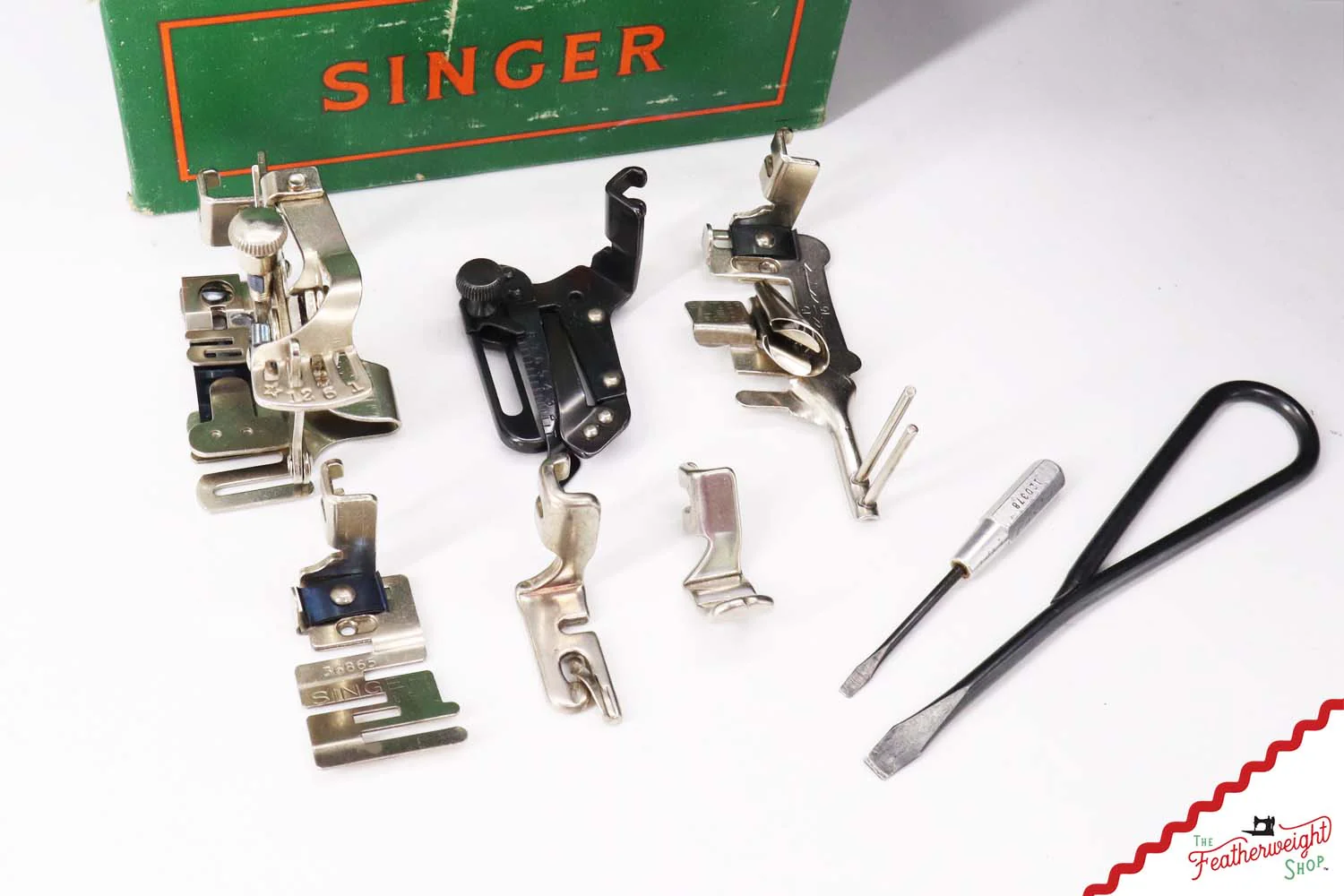 Singer Featherweight 221 Sewing Machine, AL4226** - 1953 - Image 17