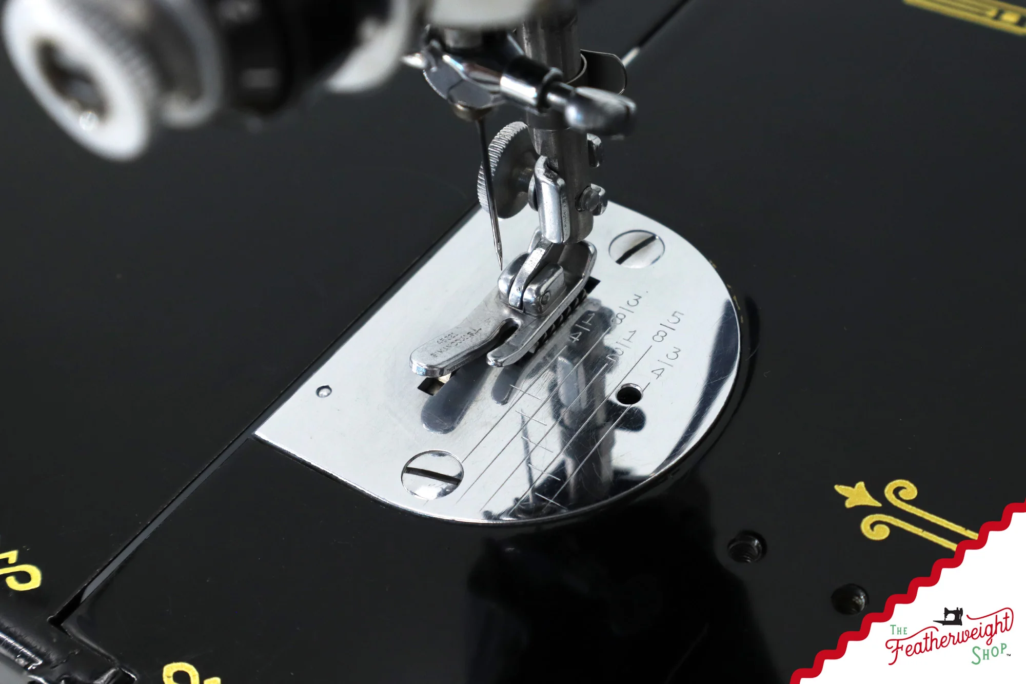 Singer Featherweight 221 Sewing Machine, AL5672** - 1953 - Image 16
