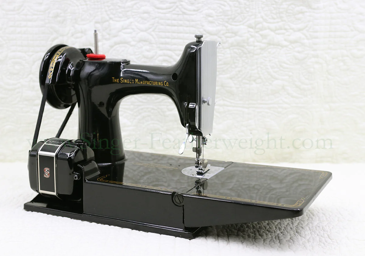Singer Featherweight 221 Sewing Machine, AM383*** - Image 6