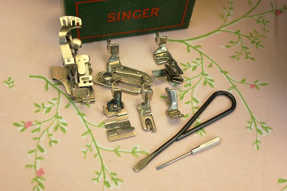 Singer Featherweight 221 Sewing Machine GOLDEN GATE SAN FRANCISCO Edition AF090*** - Image 18