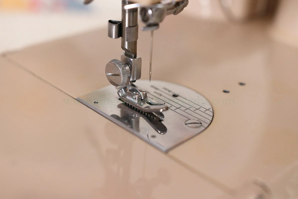 Singer Featherweight 221 Sewing Machine, TAN ES879*** - Image 10