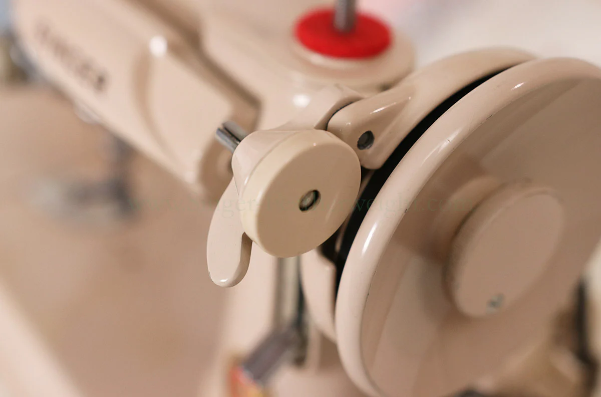 Singer Featherweight 221 Sewing Machine, TAN ES879*** - Image 14