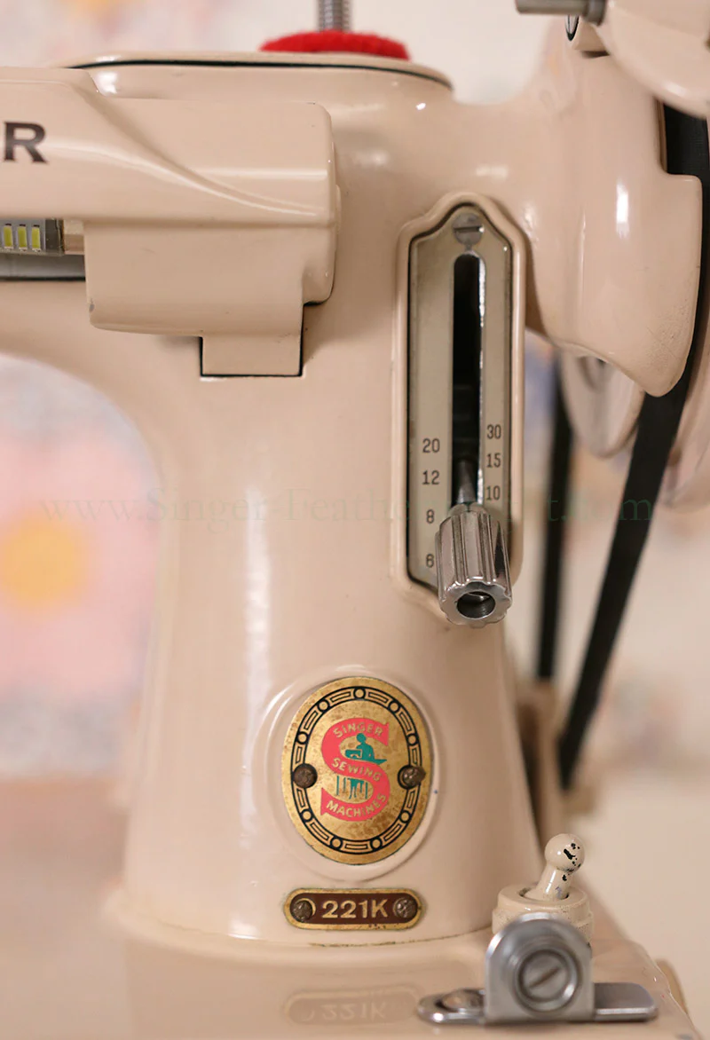Singer Featherweight 221 Sewing Machine, TAN ES879*** - Image 15