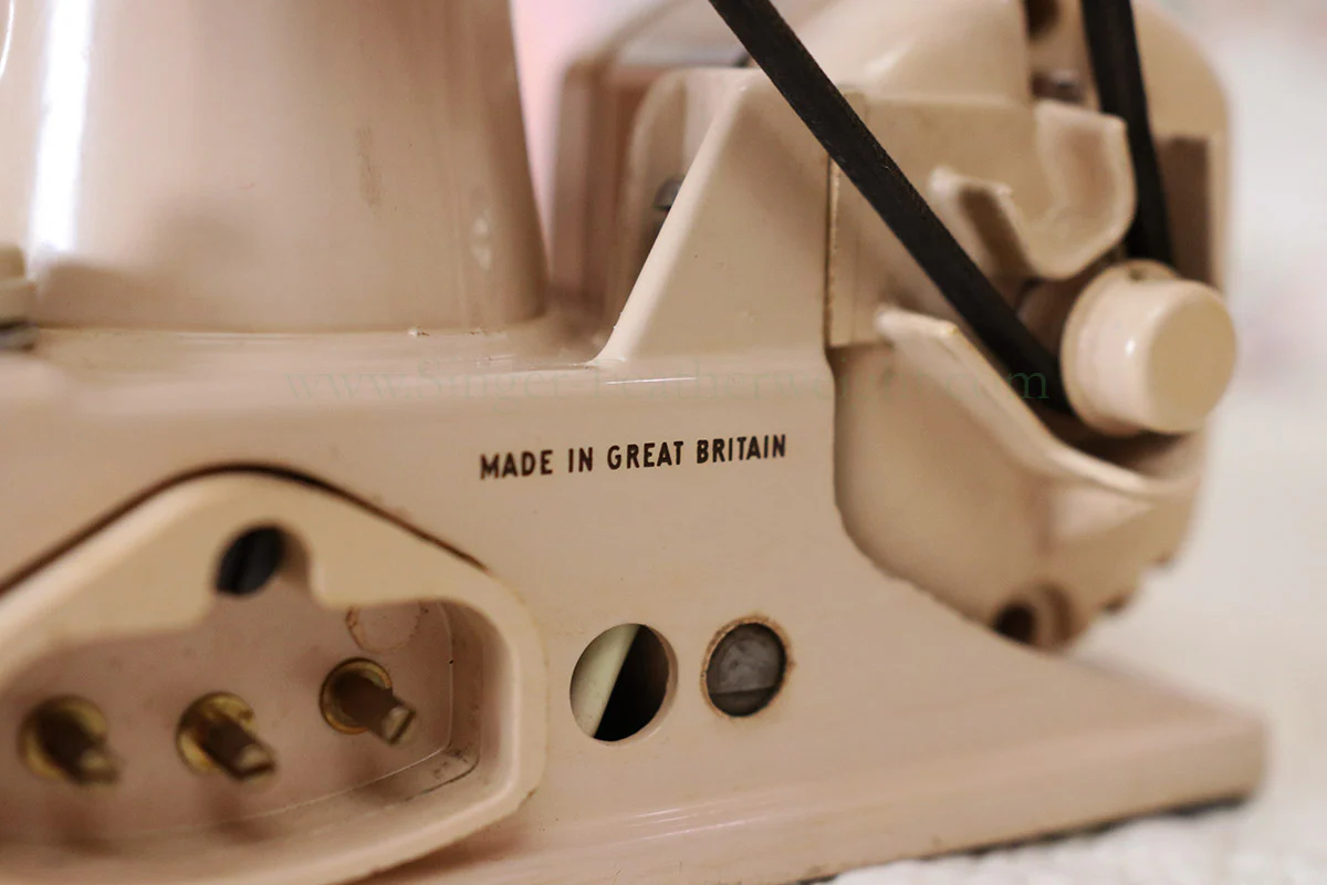 Singer Featherweight 221 Sewing Machine, TAN ES879*** - Image 17