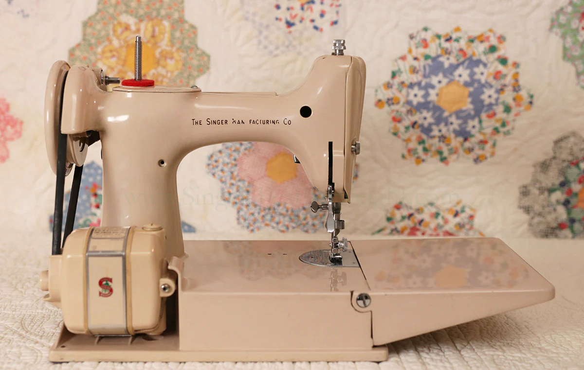 Singer Featherweight 221 Sewing Machine, TAN ES879*** - Image 6