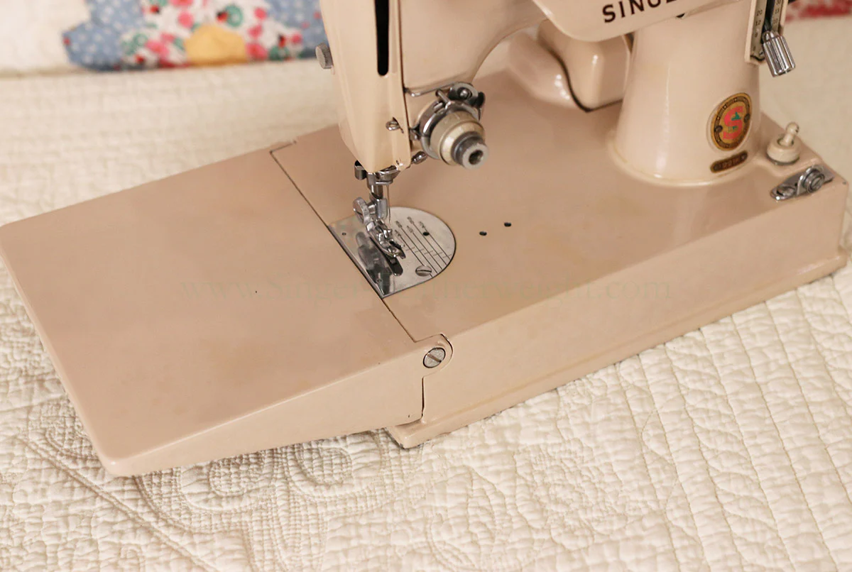 Singer Featherweight 221 Sewing Machine, TAN ES879*** - Image 8