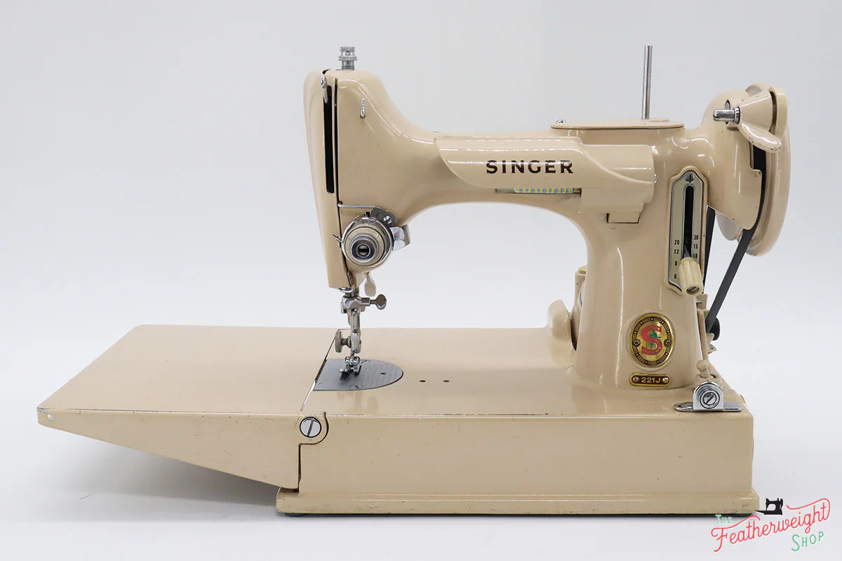 Singer Featherweight 221 Sewing Machine, TAN JE158*** - Image 2