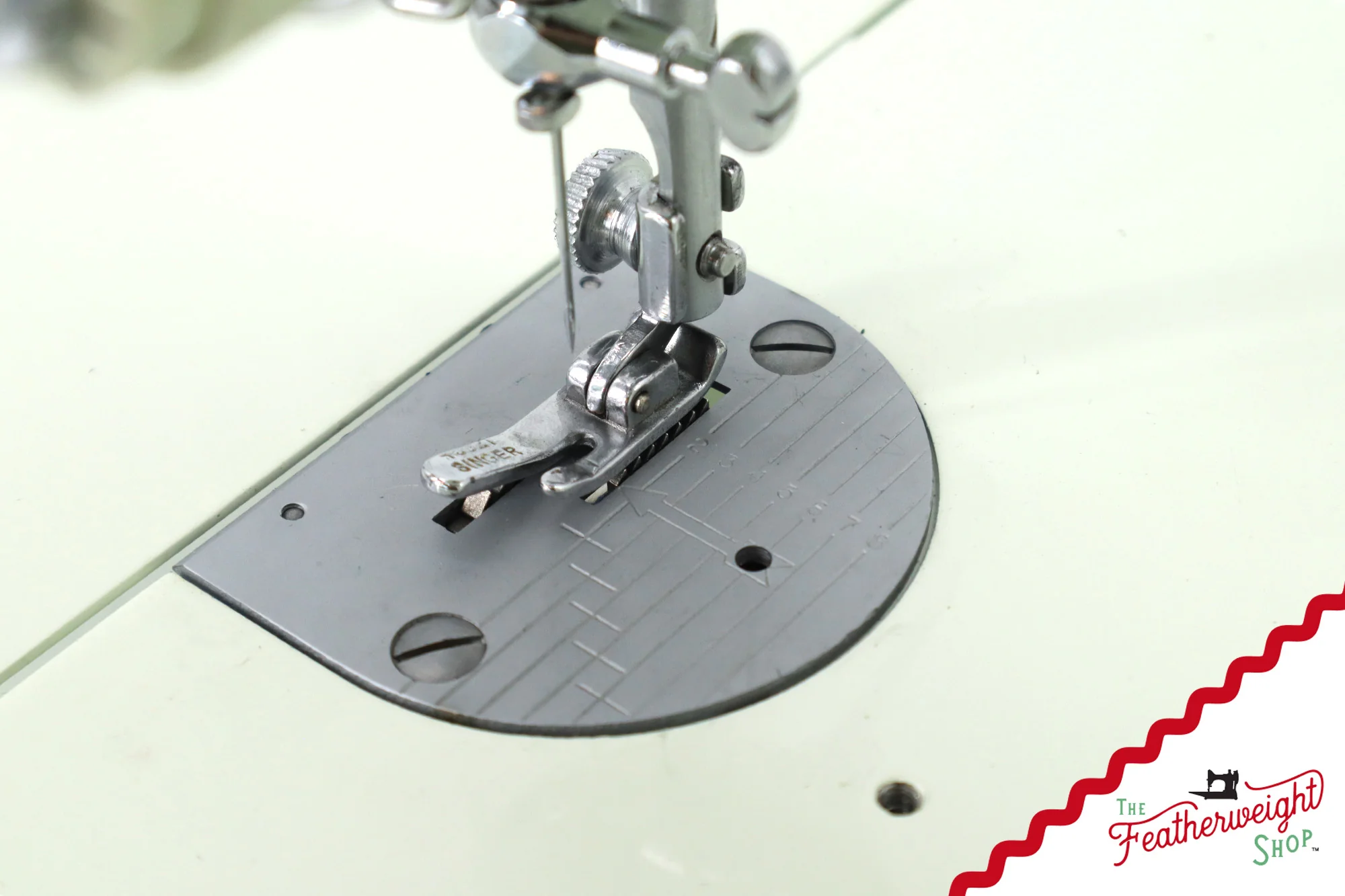 Singer Featherweight 221K Sewing Machine, British WHITE FA236*** - Image 15