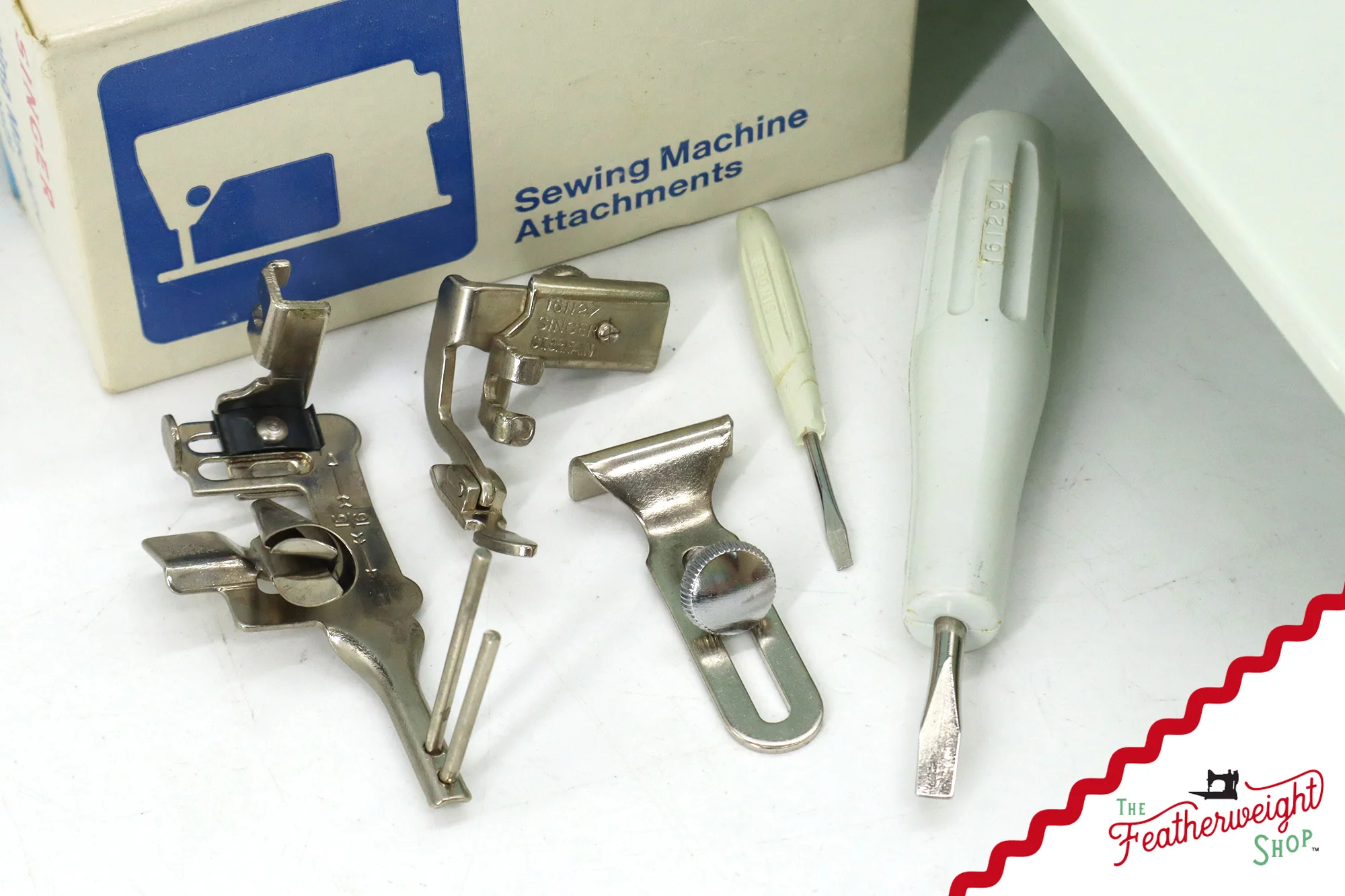 Singer Featherweight 221K Sewing Machine, British WHITE FA236*** - Image 17