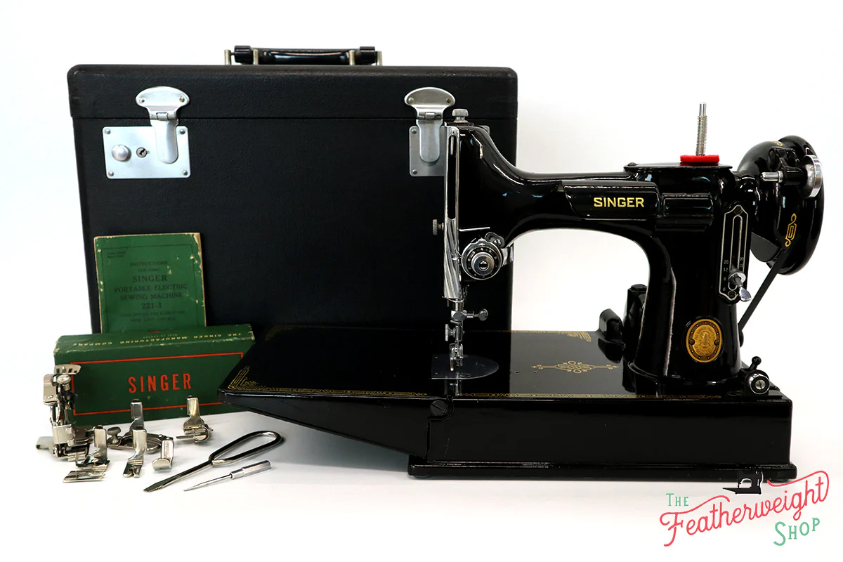 Singer Featherweight 221K Sewing Machine, EG7068**