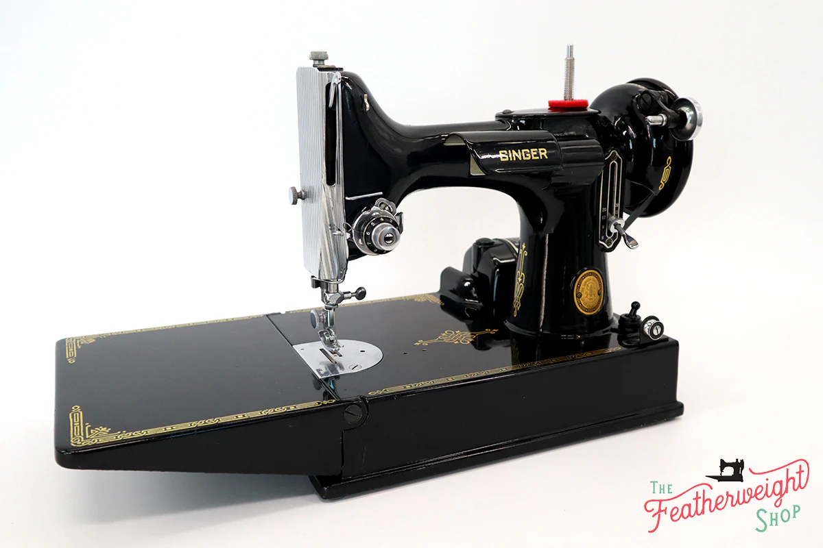 Singer Featherweight 221K Sewing Machine, EG7068** - Image 2