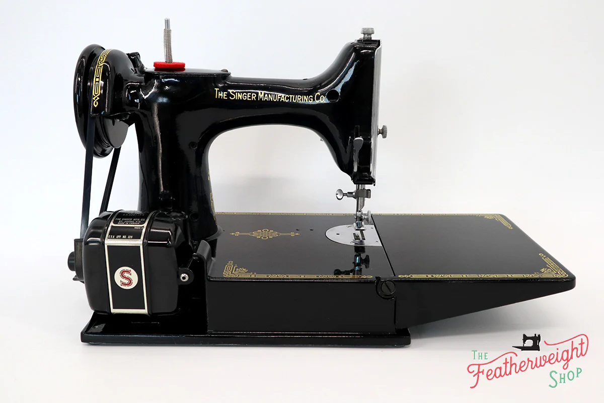 Singer Featherweight 221K Sewing Machine, EG7068** - Image 6