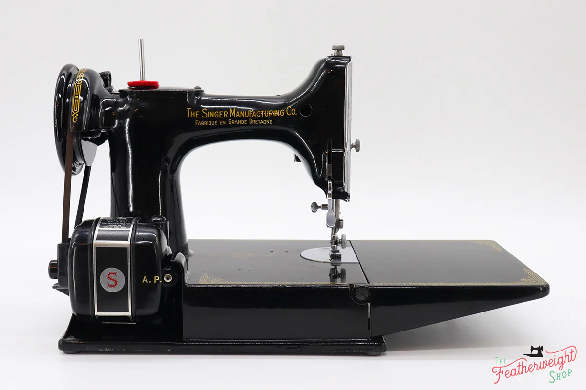Singer Featherweight 221K Sewing Machine, French EF707*** - Image 6