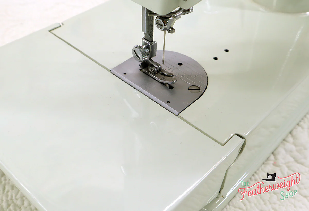 Singer Featherweight 221K Sewing Machine, WHITE EV993*** - Image 11