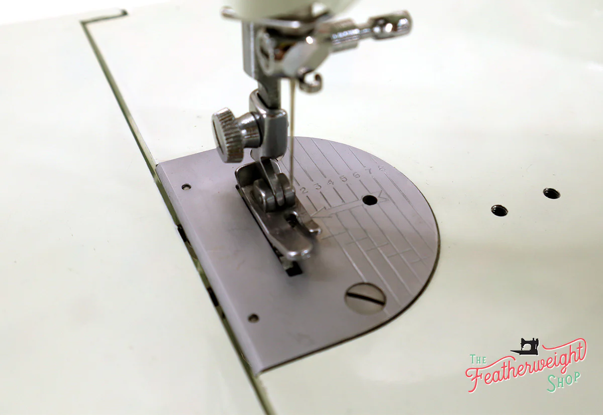 Singer Featherweight 221K Sewing Machine, WHITE EV993*** - Image 13
