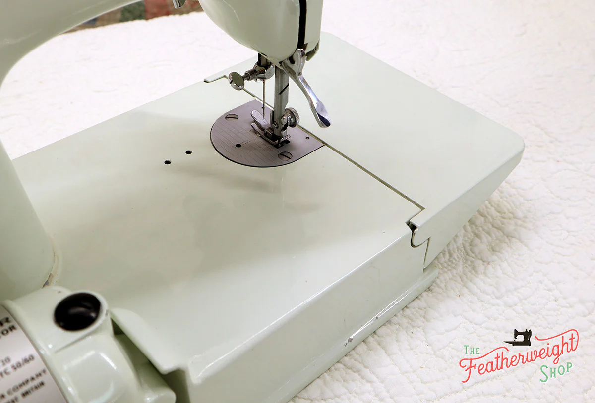 Singer Featherweight 221K Sewing Machine, WHITE EV993*** - Image 16