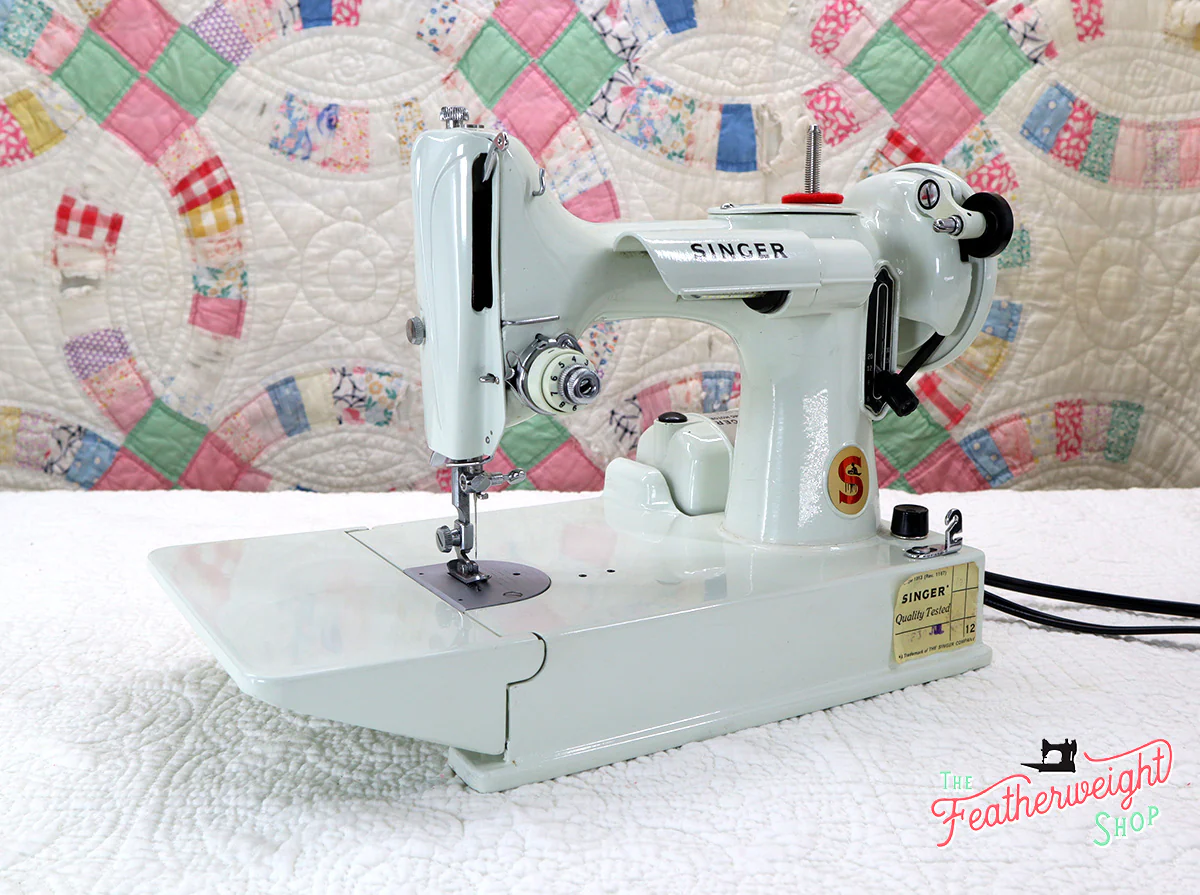 Singer Featherweight 221K Sewing Machine, WHITE EV993*** - Image 3
