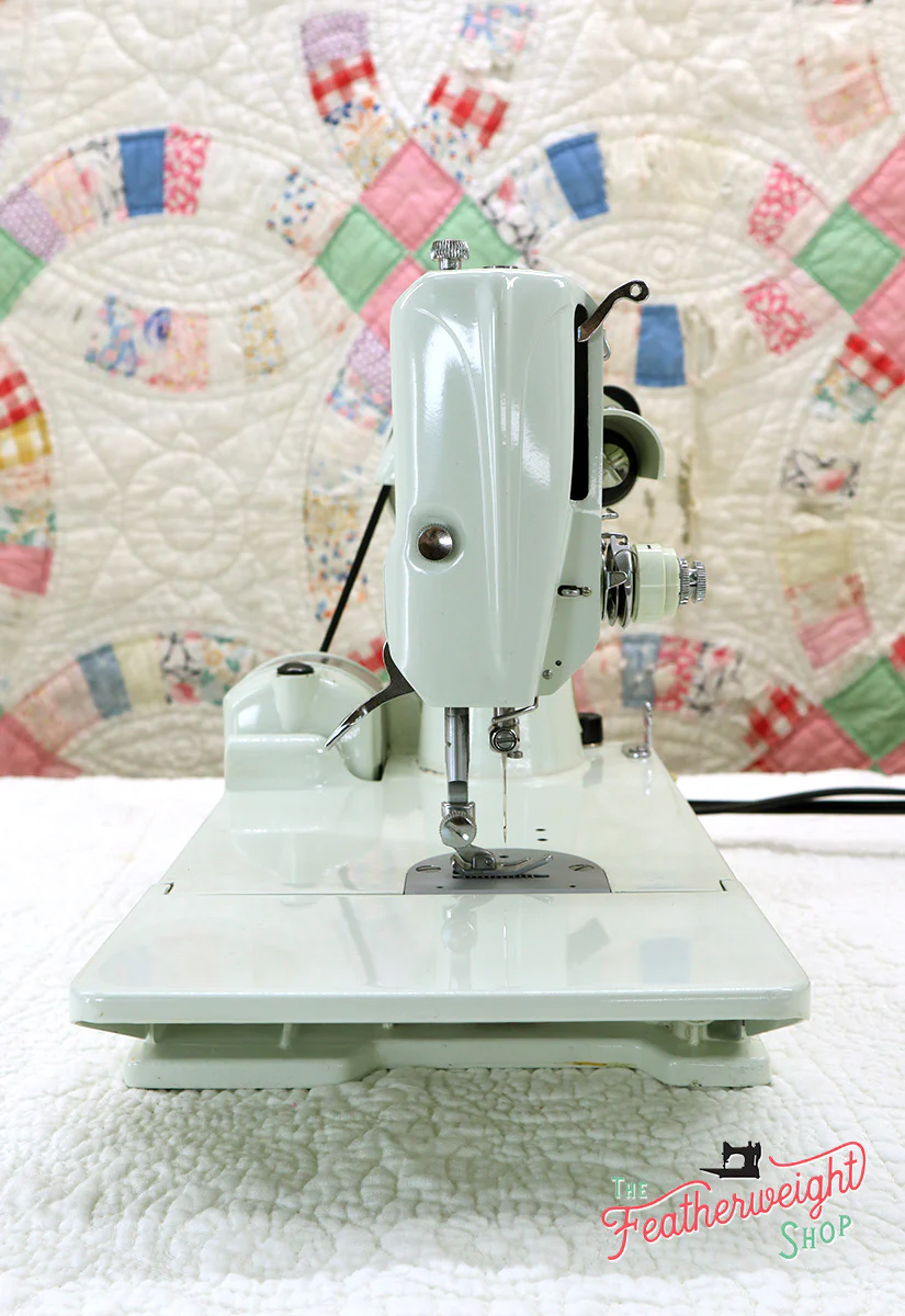 Singer Featherweight 221K Sewing Machine, WHITE EV993*** - Image 4