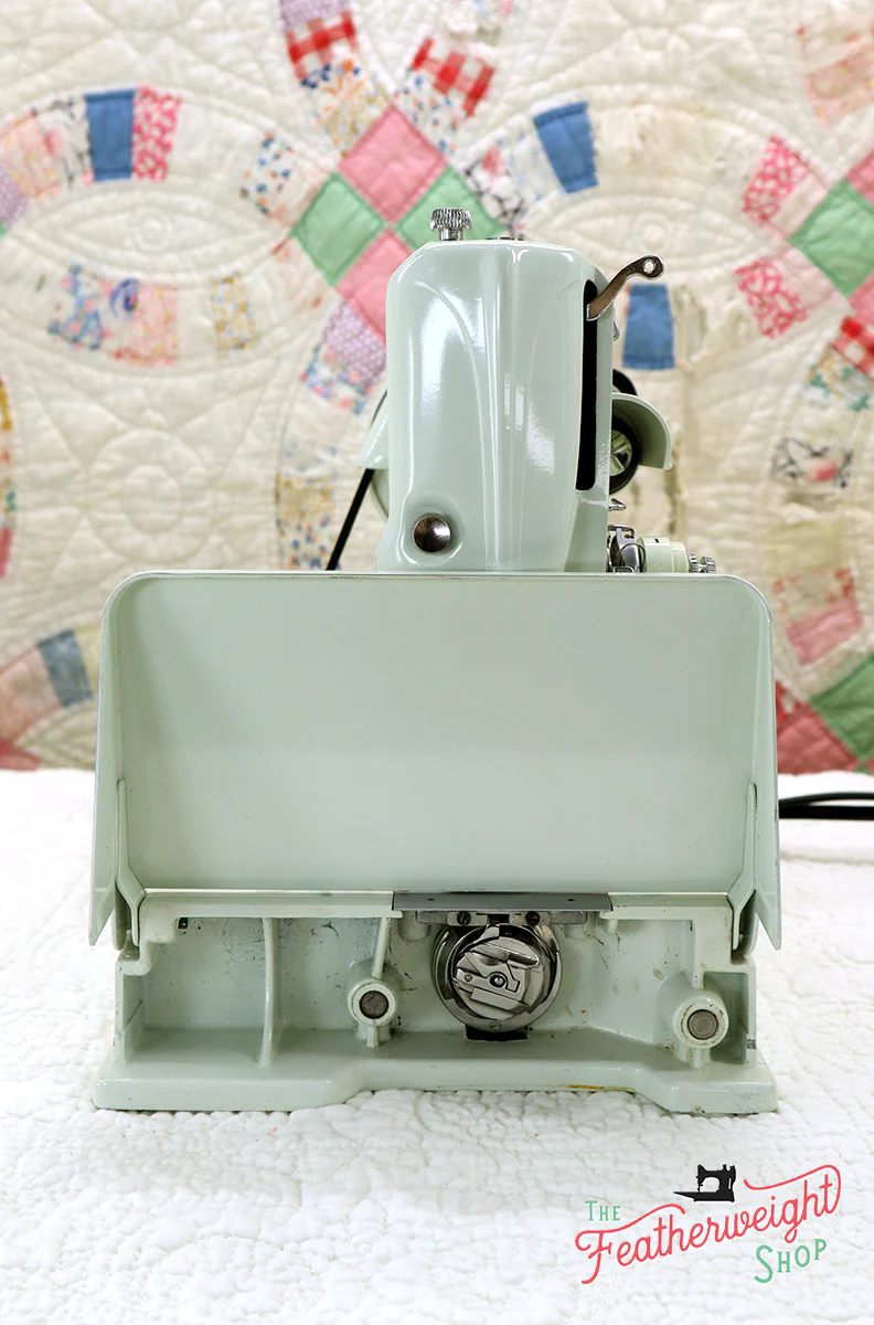Singer Featherweight 221K Sewing Machine, WHITE EV993*** - Image 5