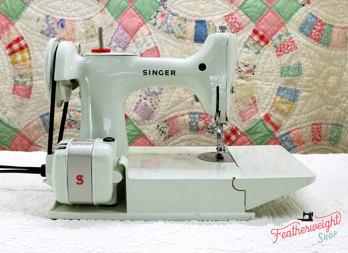 Singer Featherweight 221K Sewing Machine, WHITE EV993*** - Image 7
