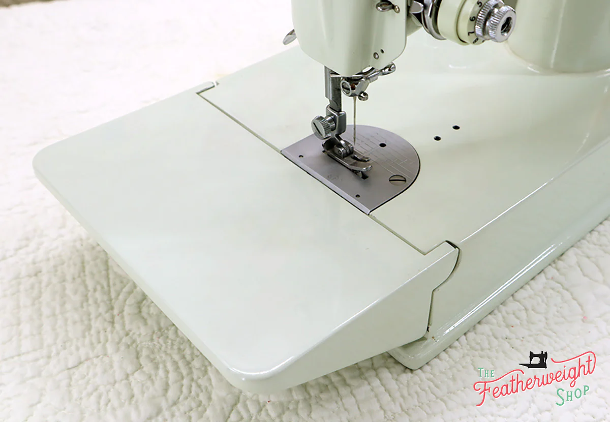 Singer Featherweight 221K Sewing Machine, WHITE EV993*** - Image 9