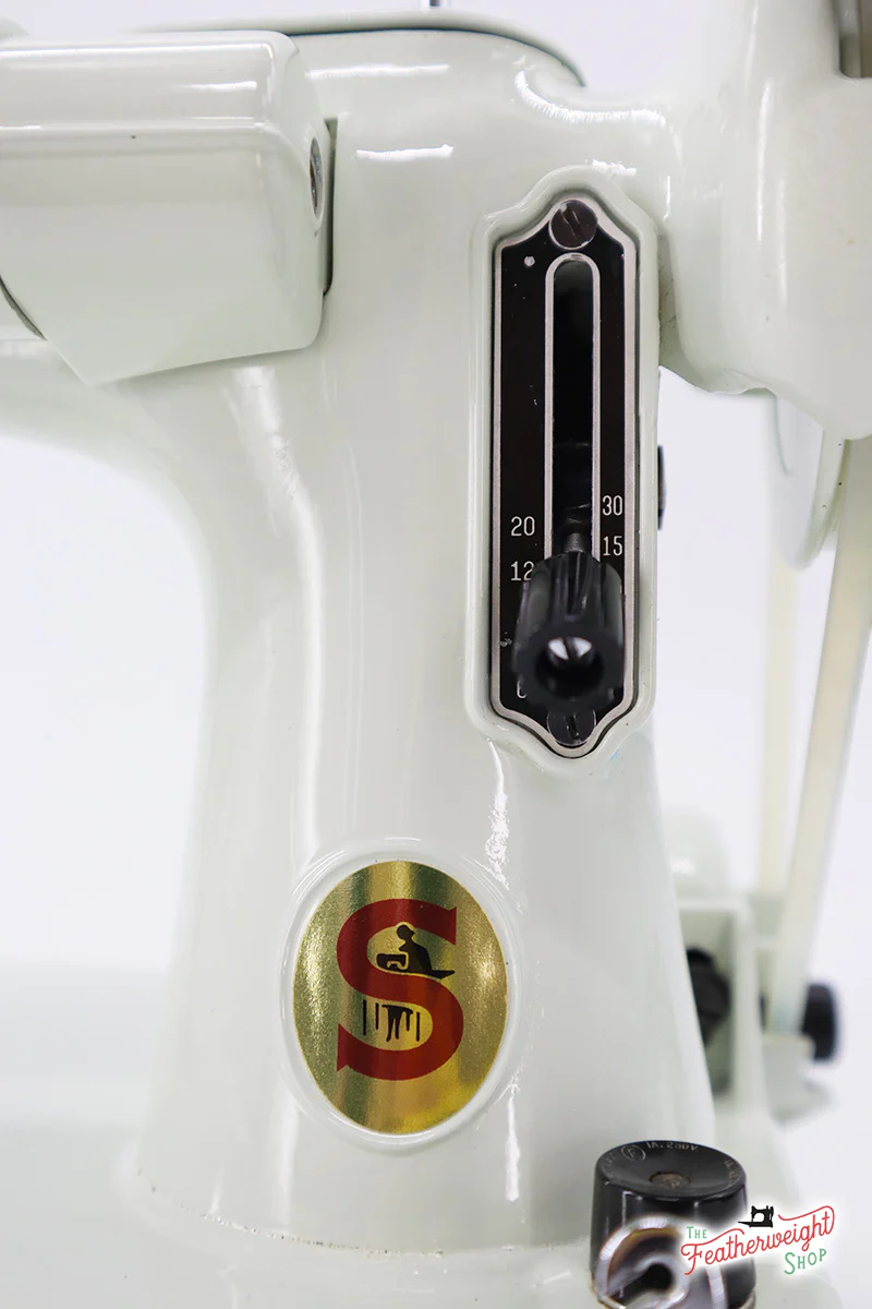 Singer Featherweight 221K Sewing Machine, WHITE EV9938** - Image 12