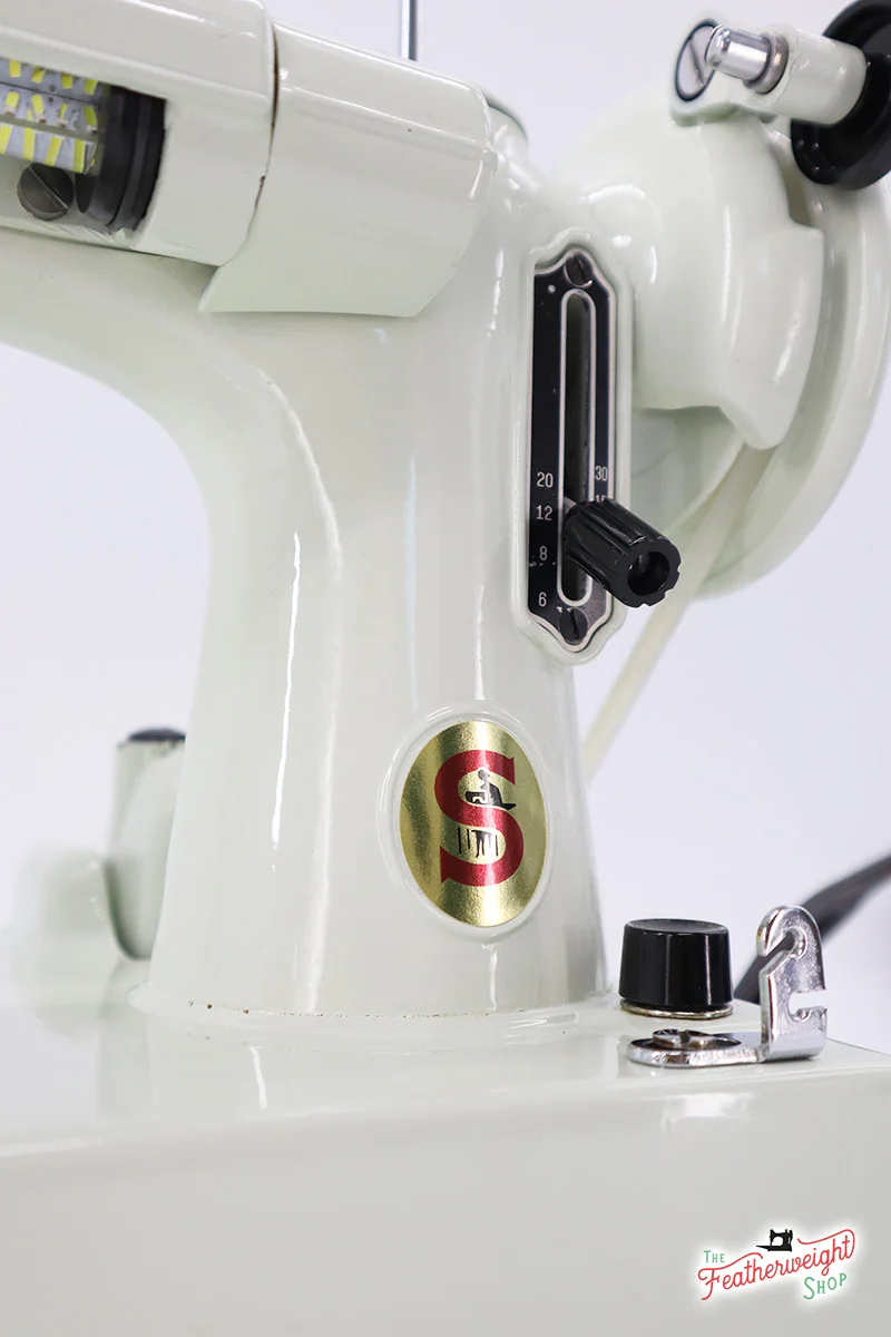 Singer Featherweight 221K Sewing Machine, WHITE EV9938** - Image 13