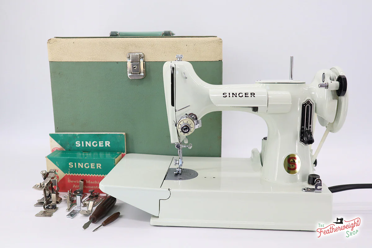 Singer Featherweight 221K Sewing Machine, WHITE EV9938** - Image 2