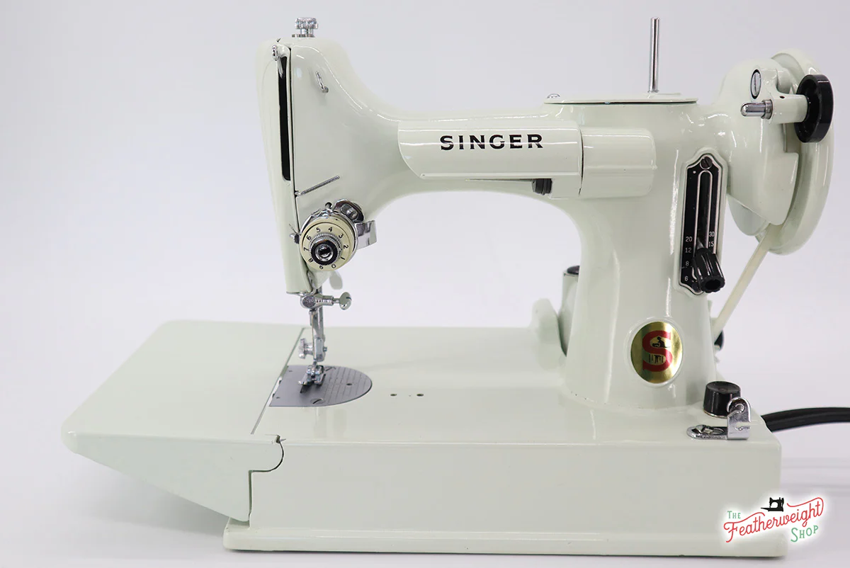 Singer Featherweight 221K Sewing Machine, WHITE EV9938** - Image 3