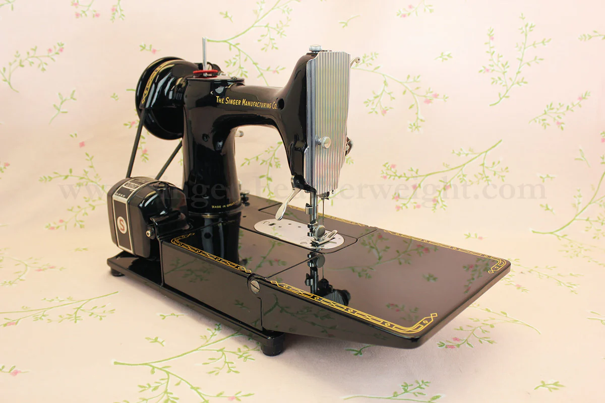 Singer Featherweight 222K Sewing Machine EM602*** - Image 6