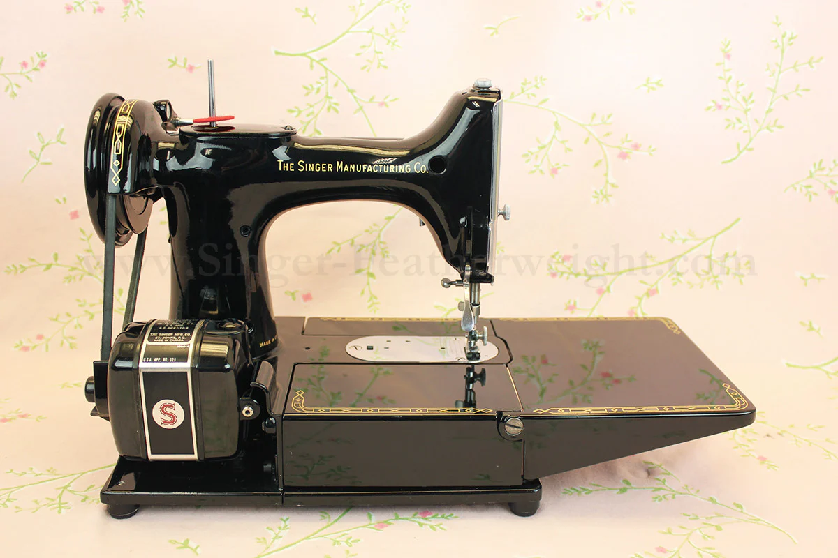 Singer Featherweight 222K Sewing Machine EM602*** - Image 7