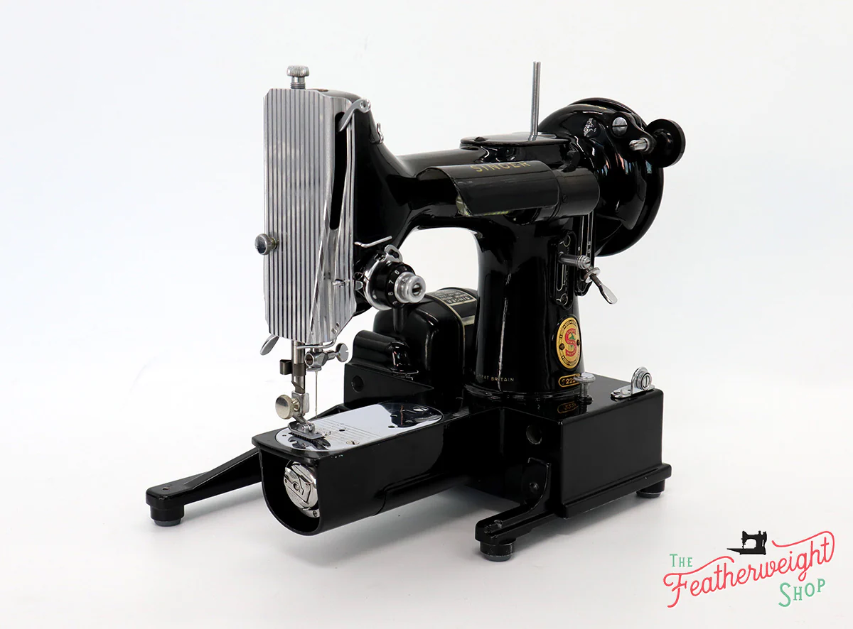 Singer Featherweight 222K Sewing Machine, RED "S" EP7600** - Image 2