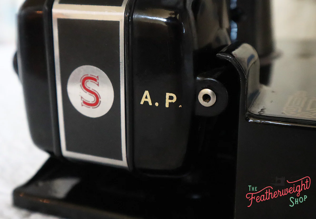 Singer Featherweight 221K Sewing Machine, French EF909*** - Image 18