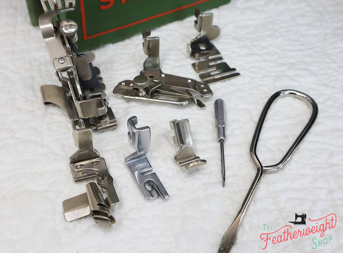 Singer Featherweight 221K Sewing Machine, French EF909*** - Image 19