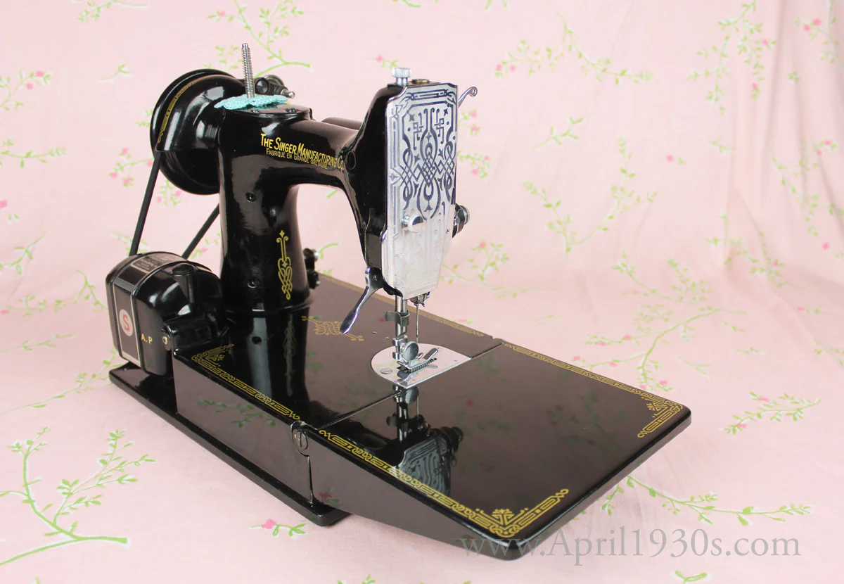 Singer Featherweight 221 Sewing Machine, French Centennial EG964*** - Image 5